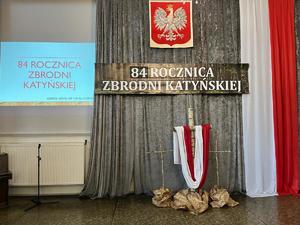 scenografia przygotowana na uroczystość, krzyż, godło Polski, barwy narodowe