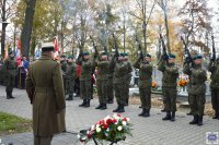 żołnierze z jednostki wojskowej oddając salwę honorową